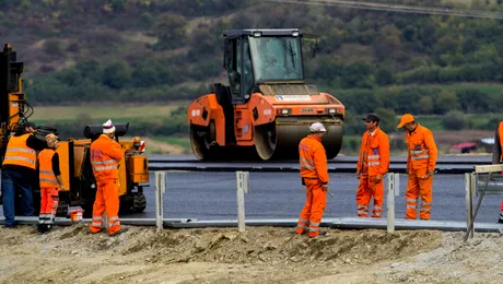 Mobilizare uriașă pe Autostrada Moldovei: 5.000 de oameni lucrează pe șantierul A7. Zilnic se aștern 15.000 tone de asfalt