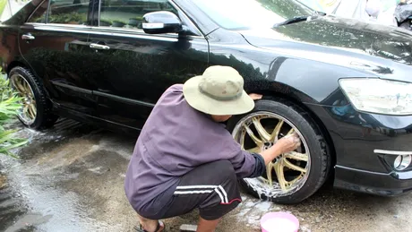 Ce pățești dacă îți speli mașina în fața blocului. Este ilegal!