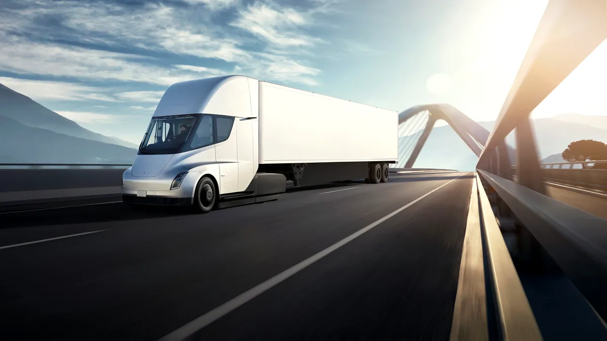 Elon Musk anunță că primele camioane Tesla Semi vor fi livrate în acest an