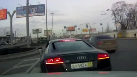 Video: Cum să fii nesimţit în trafic cu un Audi R8