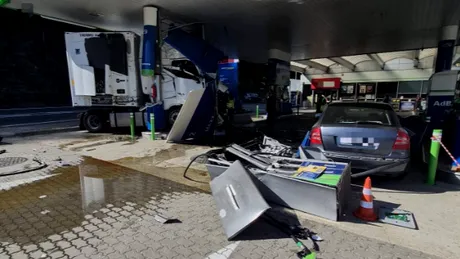 Risc de explozie pe Valea Oltului. Un TIR a spulberat o pompă a benzinăriei OMV, zona a fost evacuată pe 200 de metri