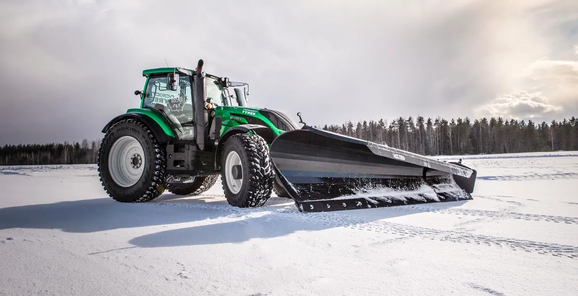 Tractorul Anului 2018. Înlătură zăpada cu o viteză de 73,171 km/h – VIDEO