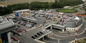 Parcarea de la terminalul Sosiri al Aeroportului Otopeni va fi reconsolidată