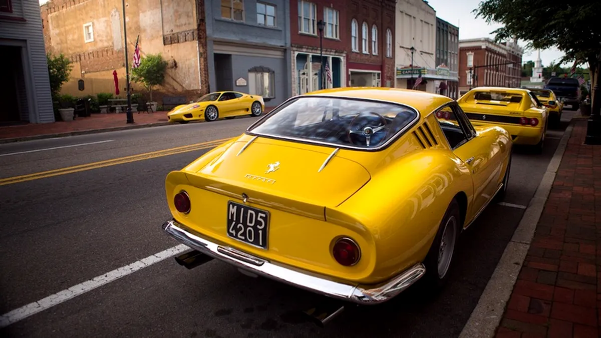 Cum să faci o sesiune foto cu o mulţime de Ferrari de colecţie. VIDEO