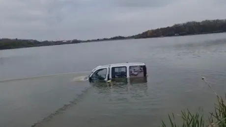 Un pescar era să se înece după ce mașina în care dormea a pornit la vale - VIDEO