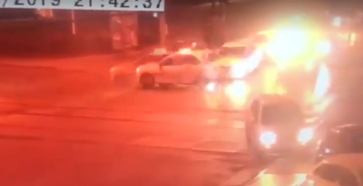 VIDEO – Accident spectaculos în Bucureşti. O autospecială de poliţie aflată în misiune s-a răsturnat după ce a fost acroşată de un autoturism