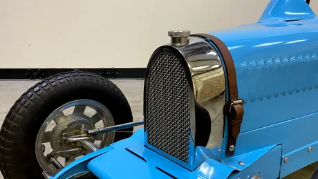 Replica unui Baby Bugatti se vinde la un preț de Logan la mâna a doua