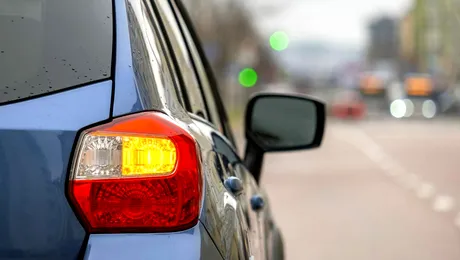 2025: De la ce distanță se semnalizează? Mai e nevoie să semnalizezi dacă ești pe drumul cu prioritate?