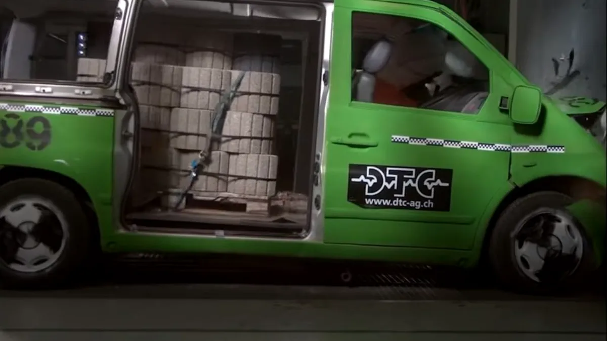 Ce se întâmplă când un van încărcat cu marfă se lovește de un zid - VIDEO