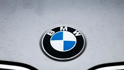 Doi bărbați români sunt căutați pentru înșelăciuni legate de achiziționarea de SUV-uri BMW în Canada