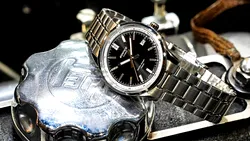 Noul ceas Casio Edifice arată ca instrumentarul de bord al unei mașini sport din anii ’70 și costă cât un plin de carburant
