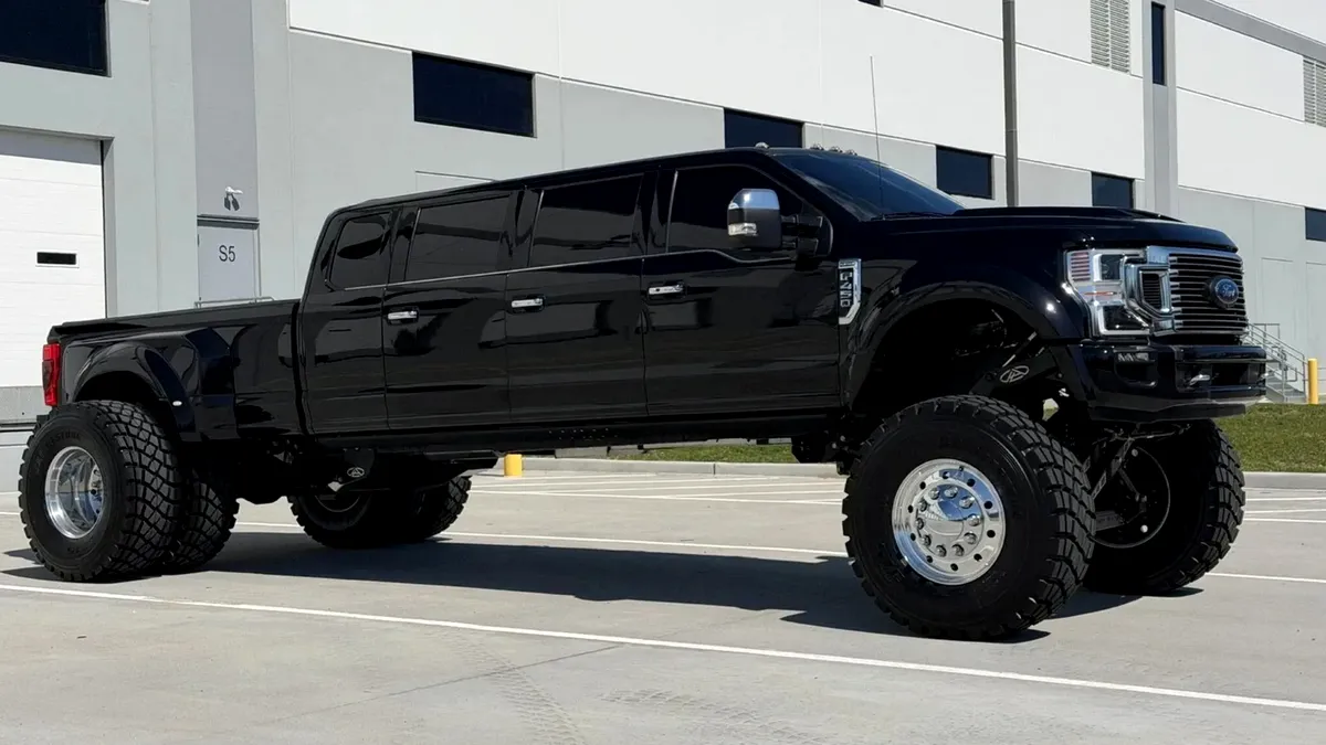 Ford F 450 dus la extrem: Are 6 uși, 11 locuri și consumă 1.038 de dolari la fiecare „plin”