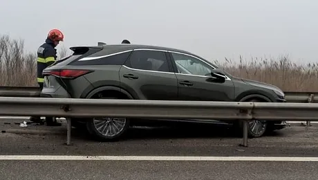 Incident neobișnuit pe Autostrada A1: mașină desprinsă de pe platformă, blocată între glisiere