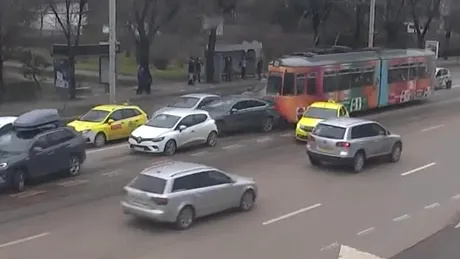 Un tramvai a lovit mai multe mașini care așteptau la semafor - VIDEO