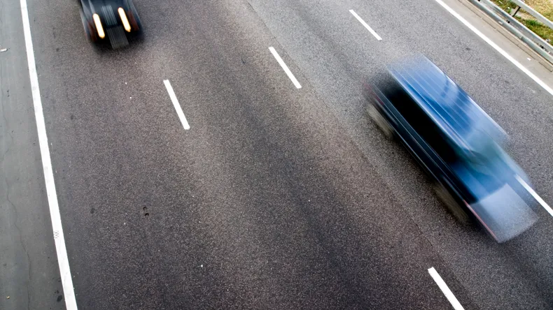 Un șofer de BMW prins cu 102 km/h în Sibiu a scăpat de toate sancțiunile. El a susținut în instanță că nu a realizat că intrase în oraș