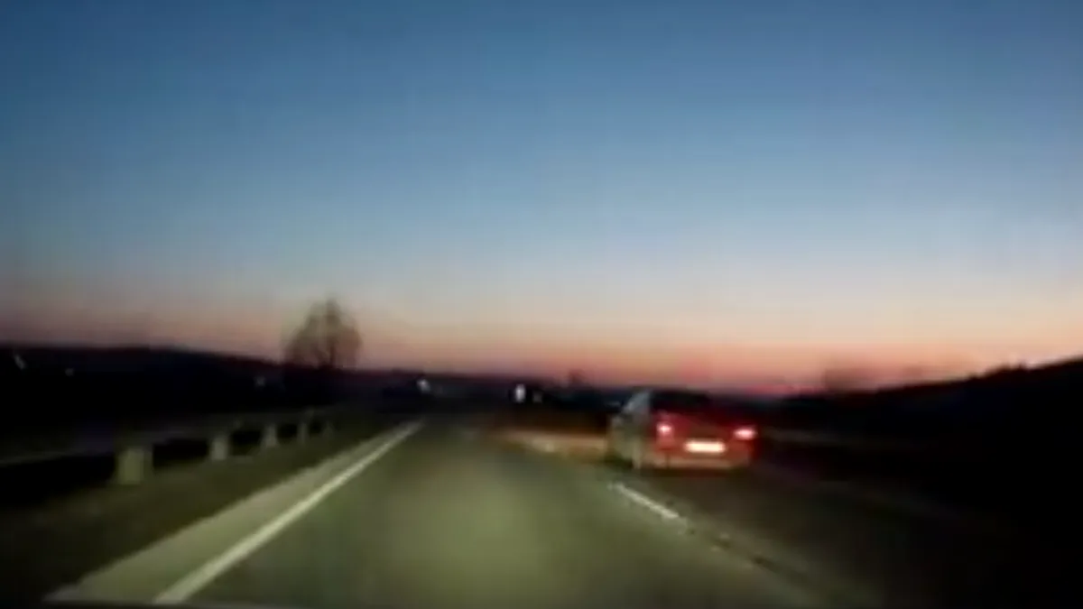 Mesajul unui șofer care era aproape de a fi lovit de o mașină intrată pe contrasens - VIDEO