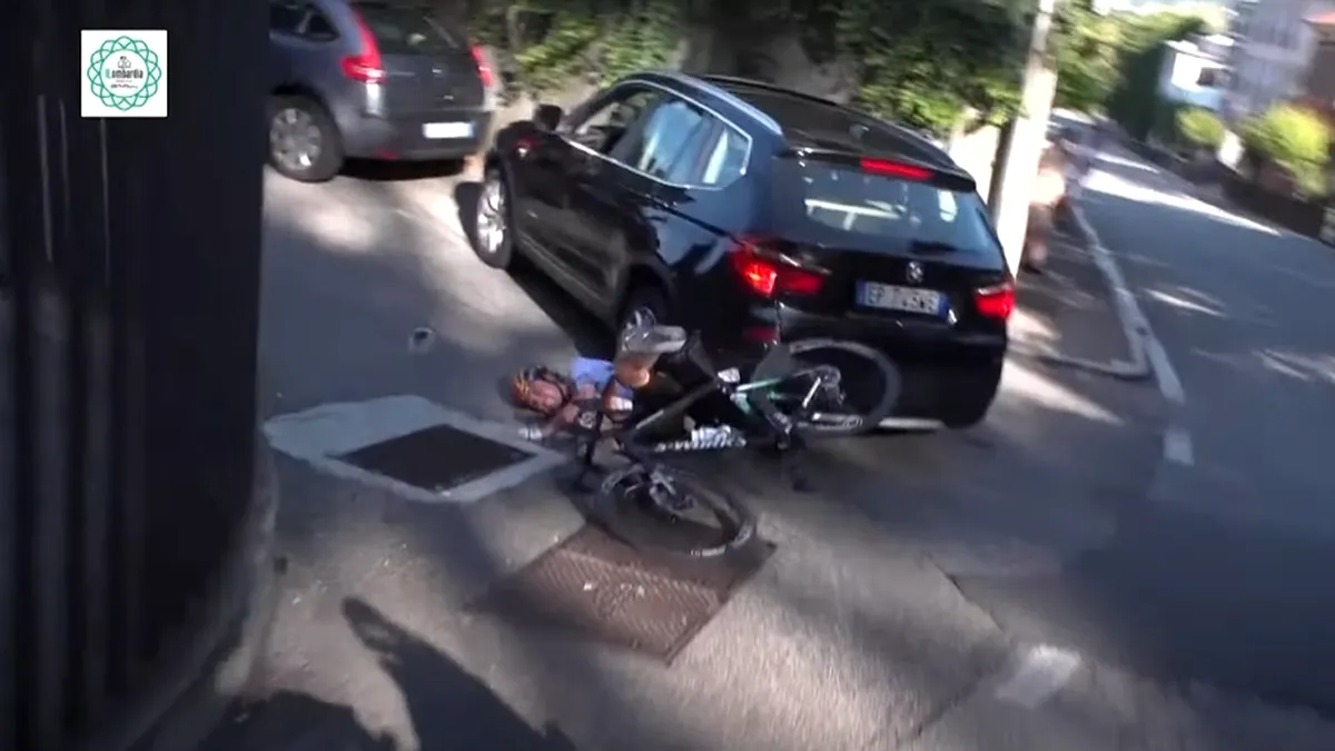 Un ciclist pus la pământ de o bătrânică la volanul unui BMW în Turul Lombardiei