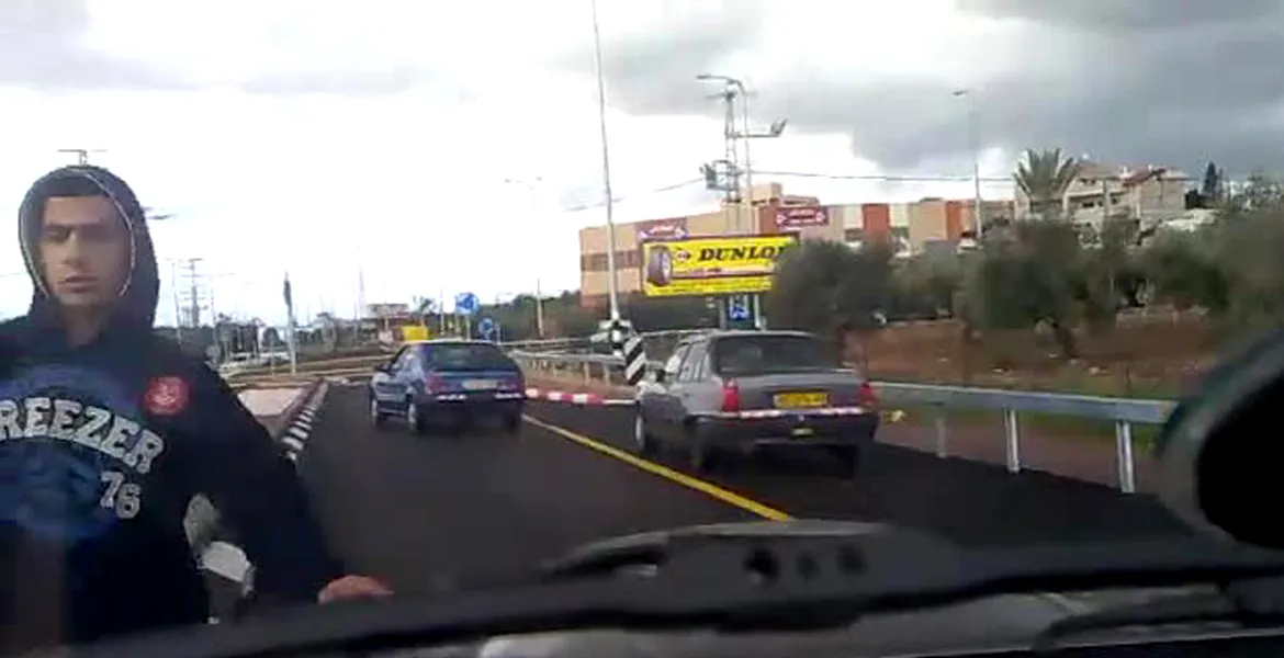 VIDEO: ce-i mai tare in trafic, bâta sau pistolul?