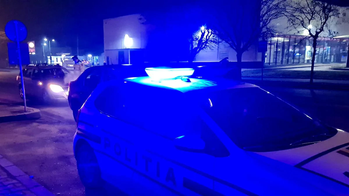 Tupeu fără margini. Un șofer a acoperit cu bandă adezivă numărul de înmatriculare și a iești în trafic