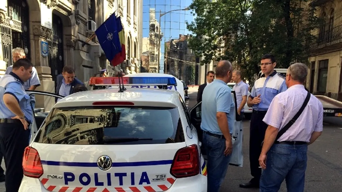 Poză de grup cu noile maşini ale Poliţiei - FOTO