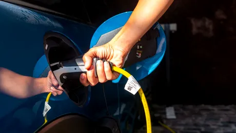 Încărcare improvizată pentru un Mercedes-Benz EQS, pe trotuarul unei străzi din Cluj-Napoca