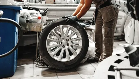 Este sigur să conduci dacă martorul de presiune în pneuri s-a aprins? Ce recomandă producătorii auto