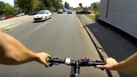 Reacţia violentă a unei şoferiţe când este atenţionată de un biciclist - VIDEO