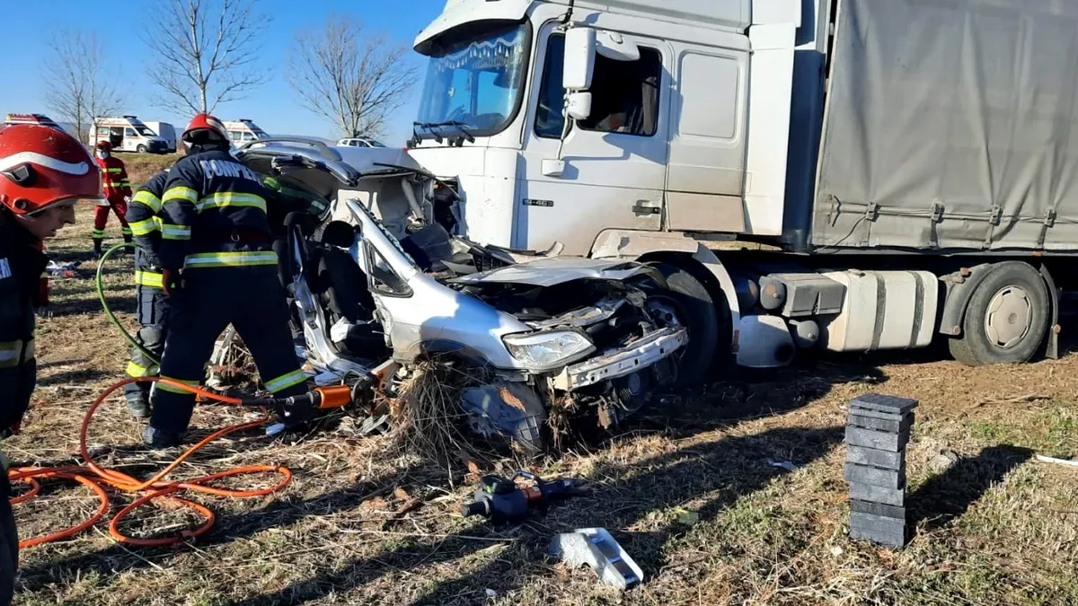 FOTO. Accident grav pe E85. Un TIR a fost implicat. Trei persoane au murit