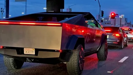 Tesla Cybertruck, surprins în trafic. Cine se afla la volan?