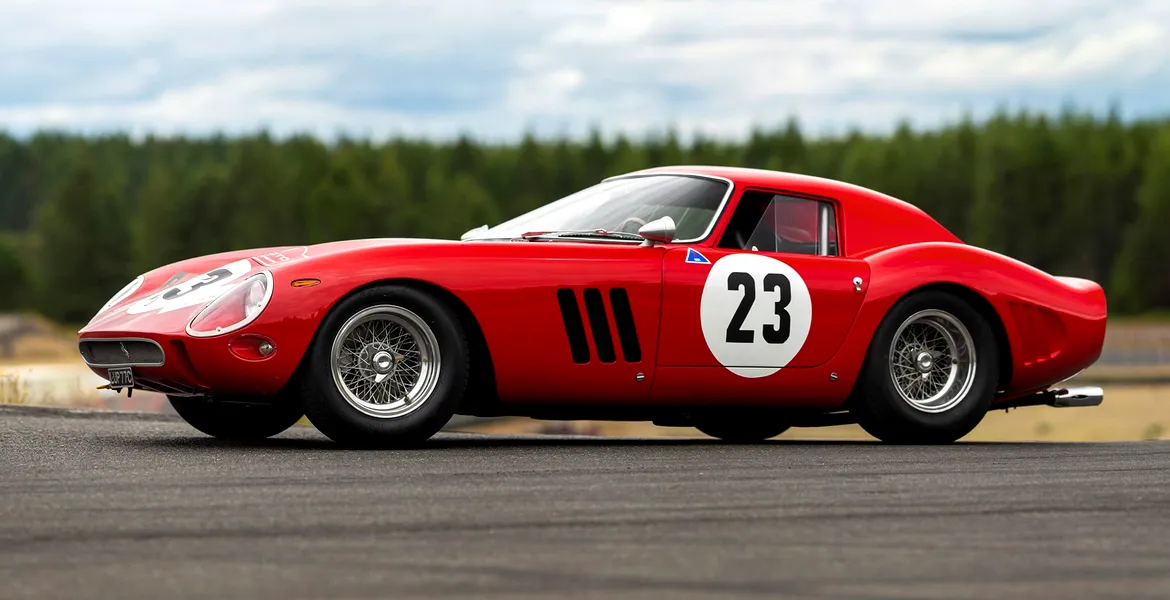 Un model Ferrari 250 GTO din 1962 a devenit cea mai scumpă maşină vândută la licitaţie