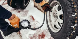 Cât aer trebuie să aibă anvelopele iarna? Află ce presiune este recomandată când temperaturile scad sub 0 grade