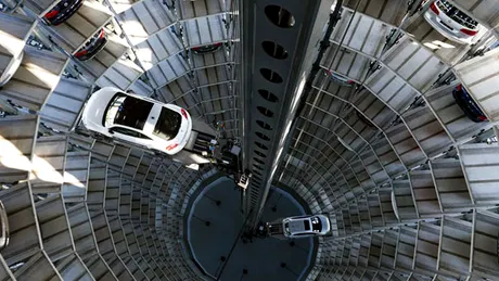 Cum arată cel mai mare showroom auto din lume? Are 20 de etaje şi poate găzdui sute de maşini | GALERIE FOTO - VIDEO