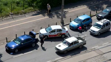 6 maşini distruse de o groapă. Nu vă faceţi griji, Poliţia a rezolvat situaţia (VIDEO)