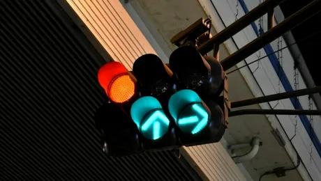 Apare o nouă culoare la semafor? Cine va avea drept de trecere când semaforul se face „alb”