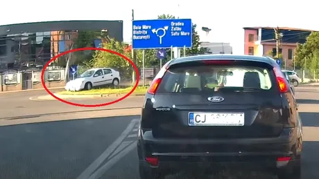 Momentul în care un șofer lovește în plin centrul unui sens giratoriu și pleacă mai departe