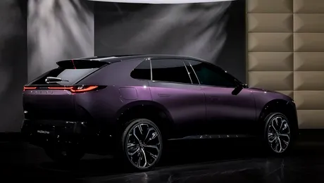Mazda CX-6e a ajuns în România. Cât costă noul SUV electric ce vine să lupte cu Tesla Model Y și Kia EV6
