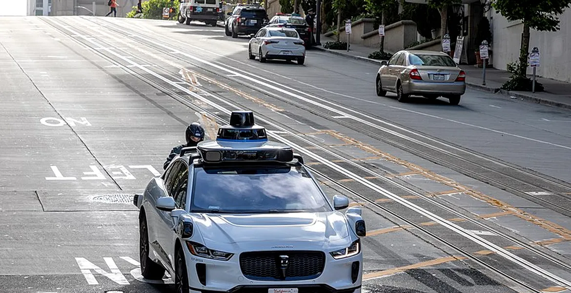 Sensul giratoriu pune probleme și roboților. Un Robotaxi WAYMO s-a învârtit de 37 de ori într-o intersecție