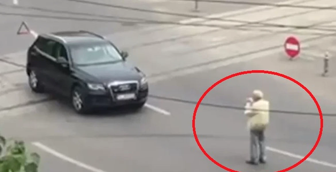 Un bătrân a oprit maşina în mijlocul intersecţiei pentru a-i face poze – VIDEO