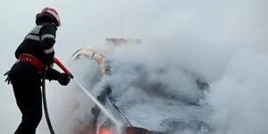 Adolescent din Brașov, arestat după ce a dat foc unei mașini pentru o provocare online