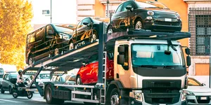 Trump amenință industria auto europeană: tarife de 25% pentru mașinile și camioanele importate din UE