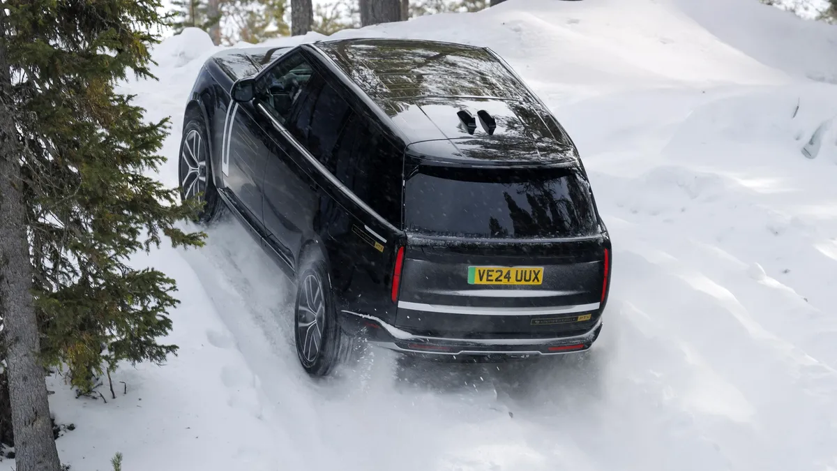 Range Rover se pregătește de lansarea primului său model electric. Prototipurile au parcurs peste 70.000 km în condiții de iarnă