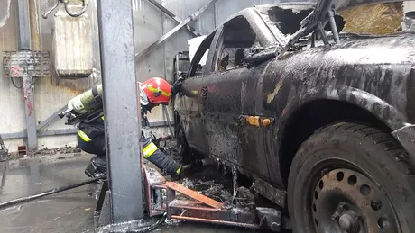 Un șofer s-a ales cu mașina incendiată chiar în service - FOTO
