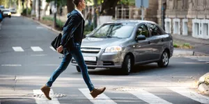 2026: Ca șofer, trebuie să oprești dacă pietonul este pe sensul opus? Regula la trecerile de pietoni cu două benzi pe sens