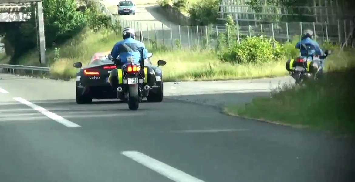 Poliţia şi Gumball 3000: Aston Martin One-77 tras pe dreapta