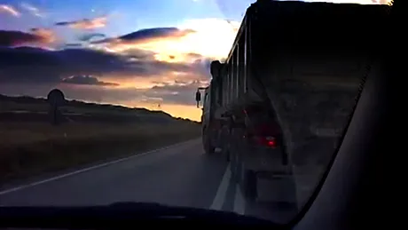 Atenţie la acest şofer de camion! VIDEO