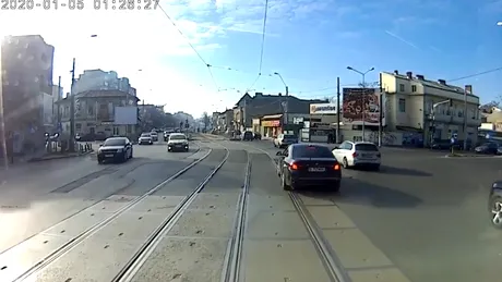 Cine este șoferul de BMW care s-a pus cu tramvaiul? Imagini noi filmate de camera vatmanului