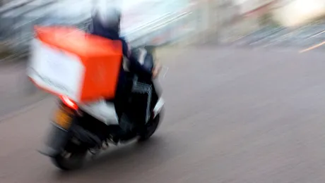 Încurcă traficul livratorii pe scutere sau nu? Ce spune un pilot moto despre situație – VIDEO