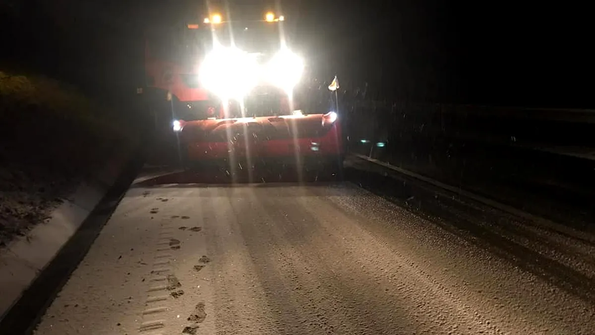 Amenzi aplicate drumarilor, după ce mașinile au rămas blocate ore în șir în Pasul Gutâi din cauza zăpezii