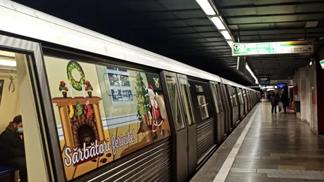 FOTO. Cum a fost „îmbrăcat” un tren al Metrorex de sărbători