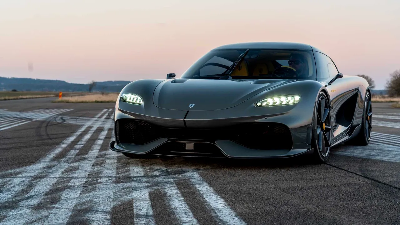 19 koenigsegg-gemera-on-track 